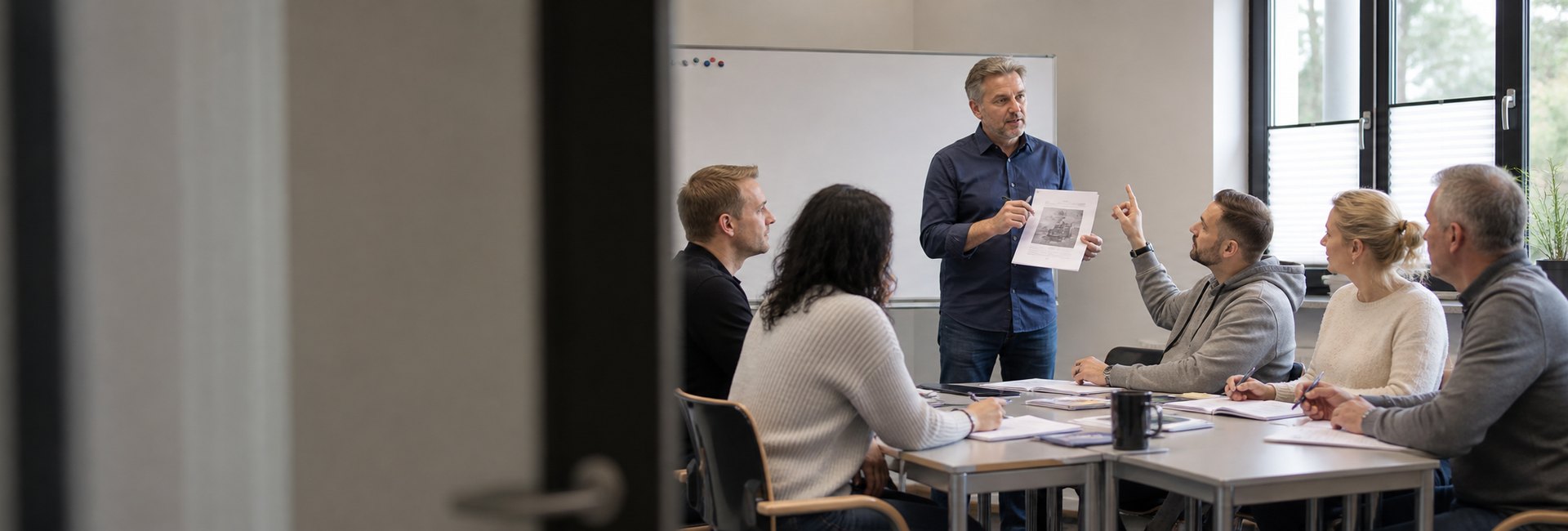 KI-generiertes Symbolbild eines Dozenten mit Lerngruppe in einer Sicherheitsakademie